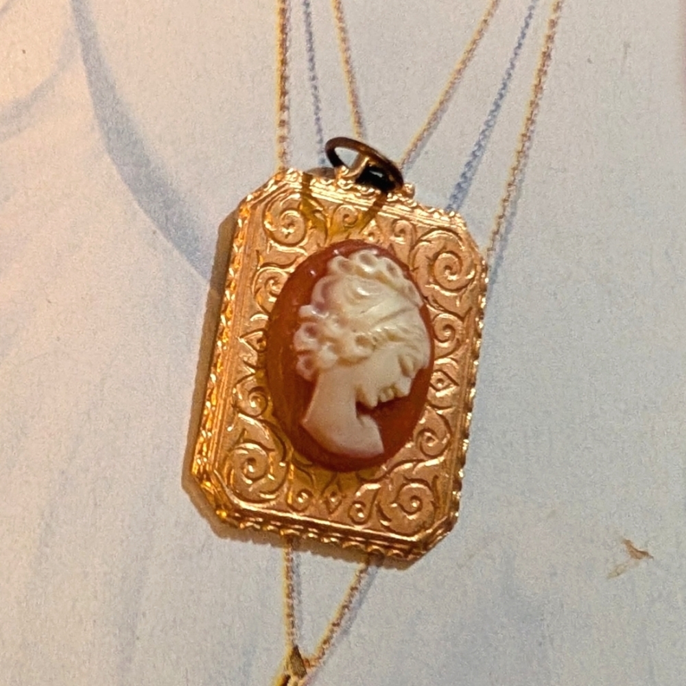Antique Carved Shell Cameo Pendant - Picture 6 of 8